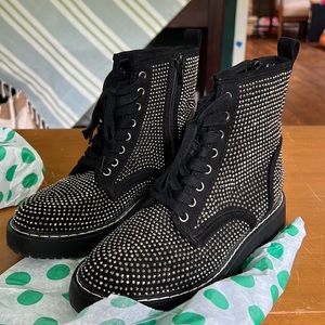 Madden Girl 6M side zip ‘Kickerr’ style studded Black boots
